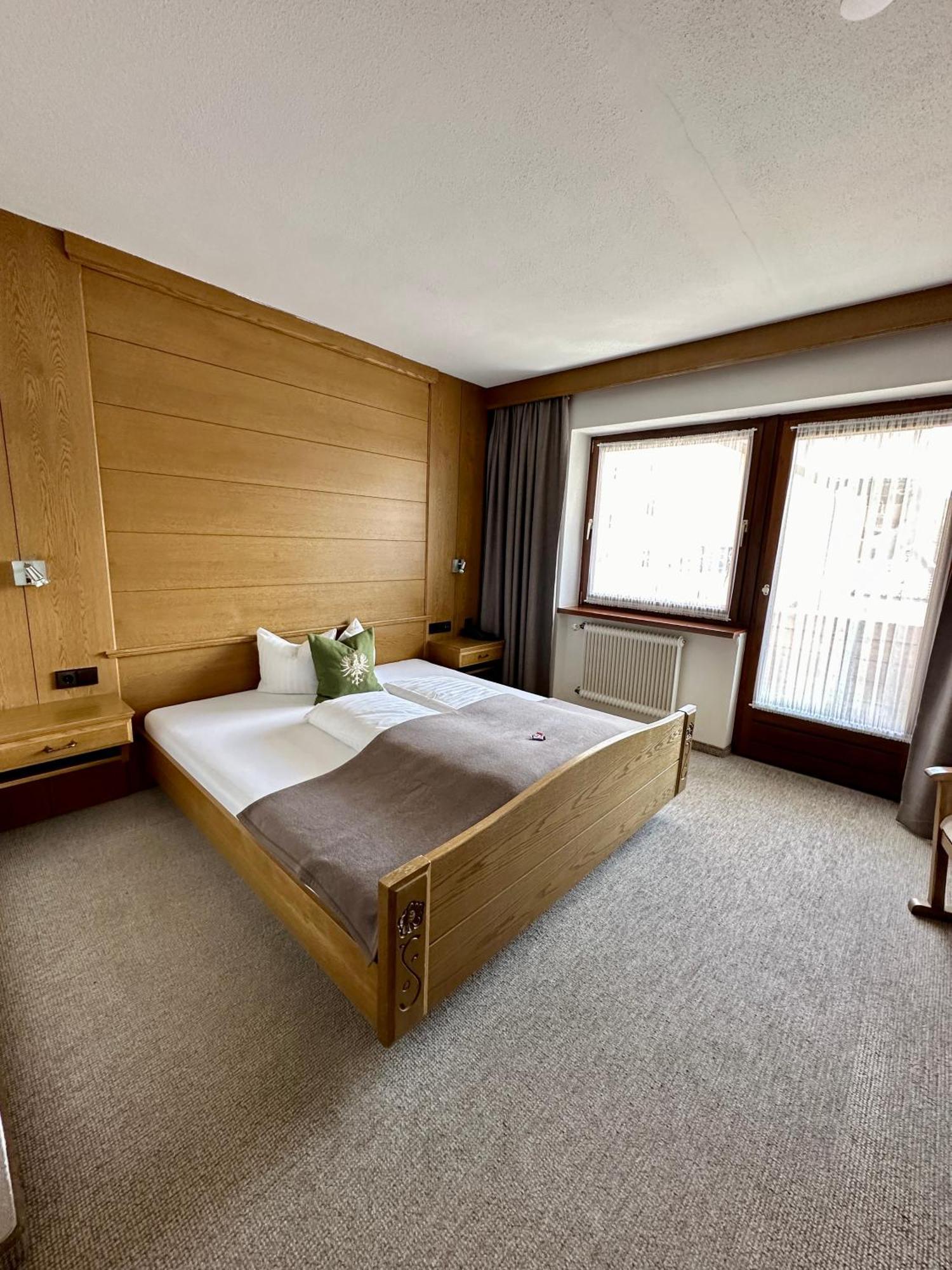 Hotel Zirbenhof Sankt Leonhard im Pitztal Room photo