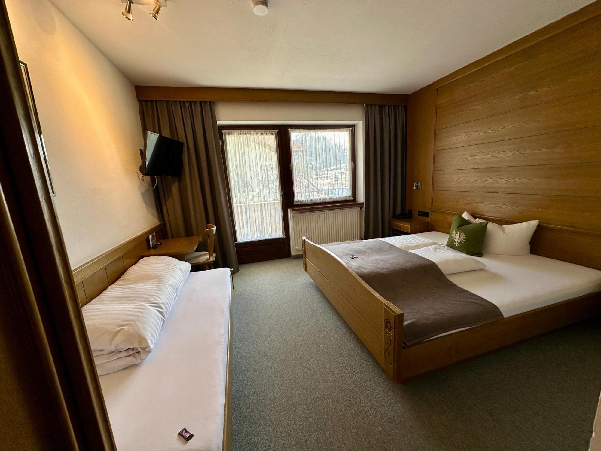 Hotel Zirbenhof Sankt Leonhard im Pitztal Room photo