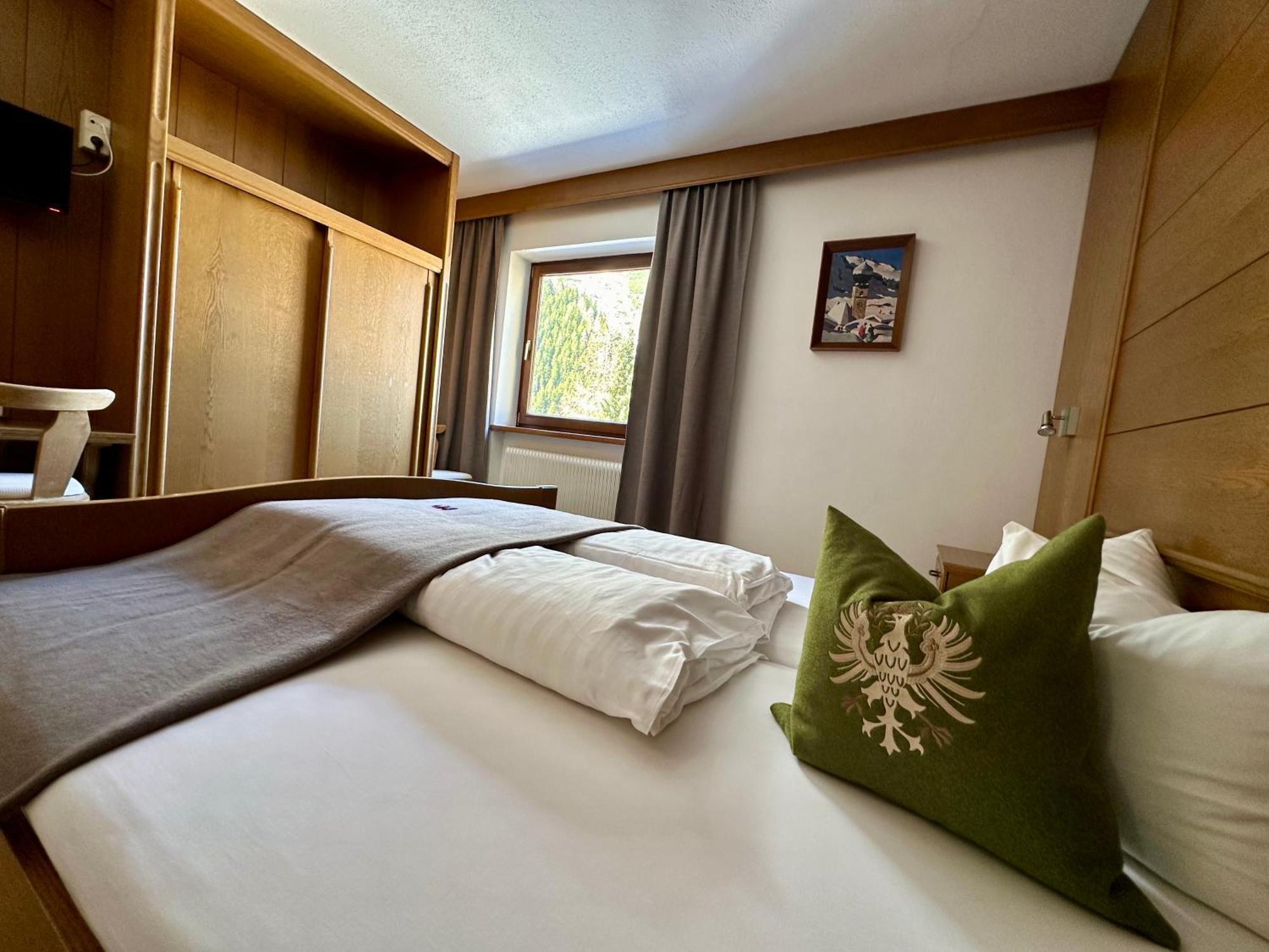 Hotel Zirbenhof Sankt Leonhard im Pitztal Room photo