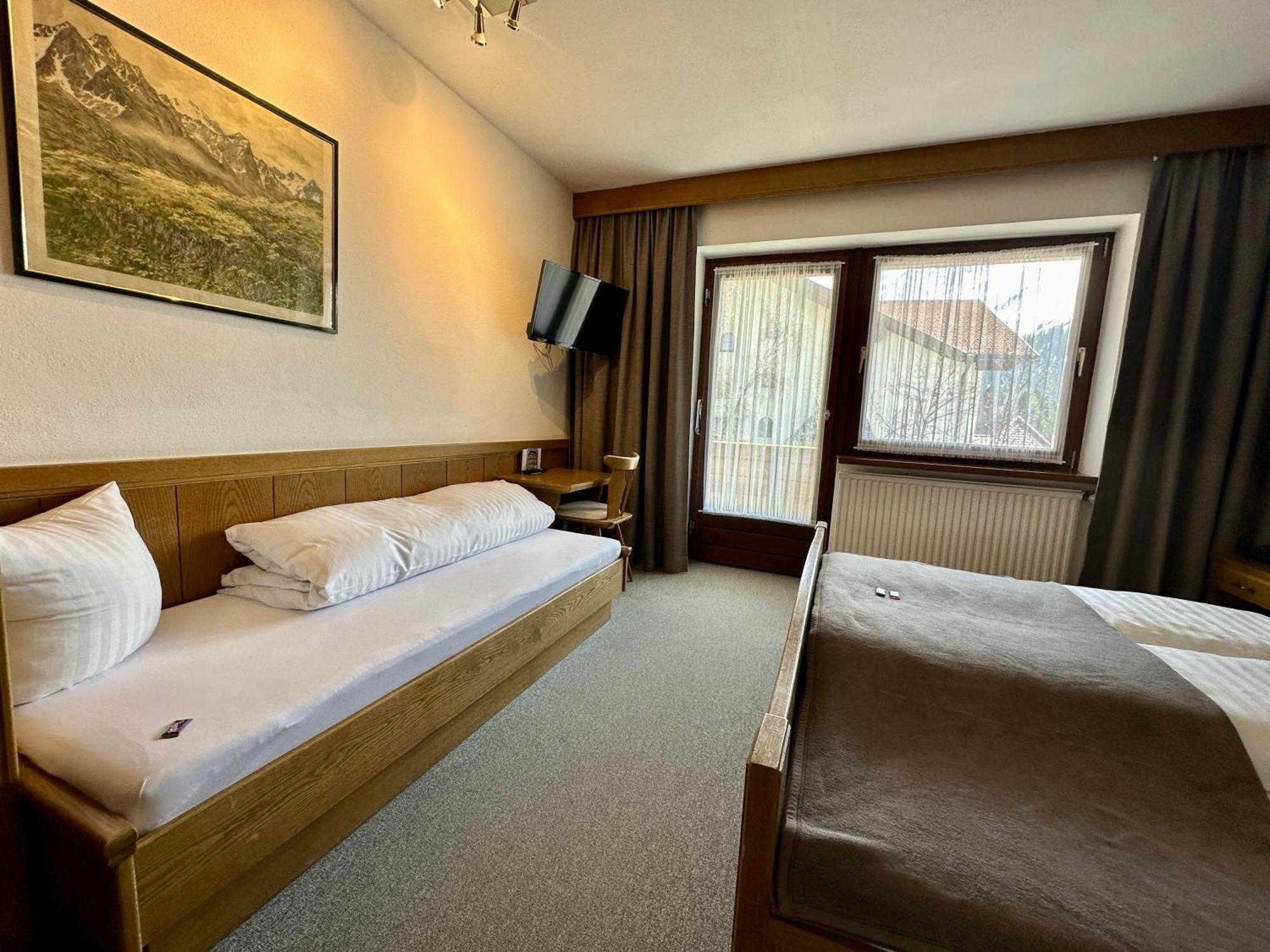 Hotel Zirbenhof Sankt Leonhard im Pitztal Room photo