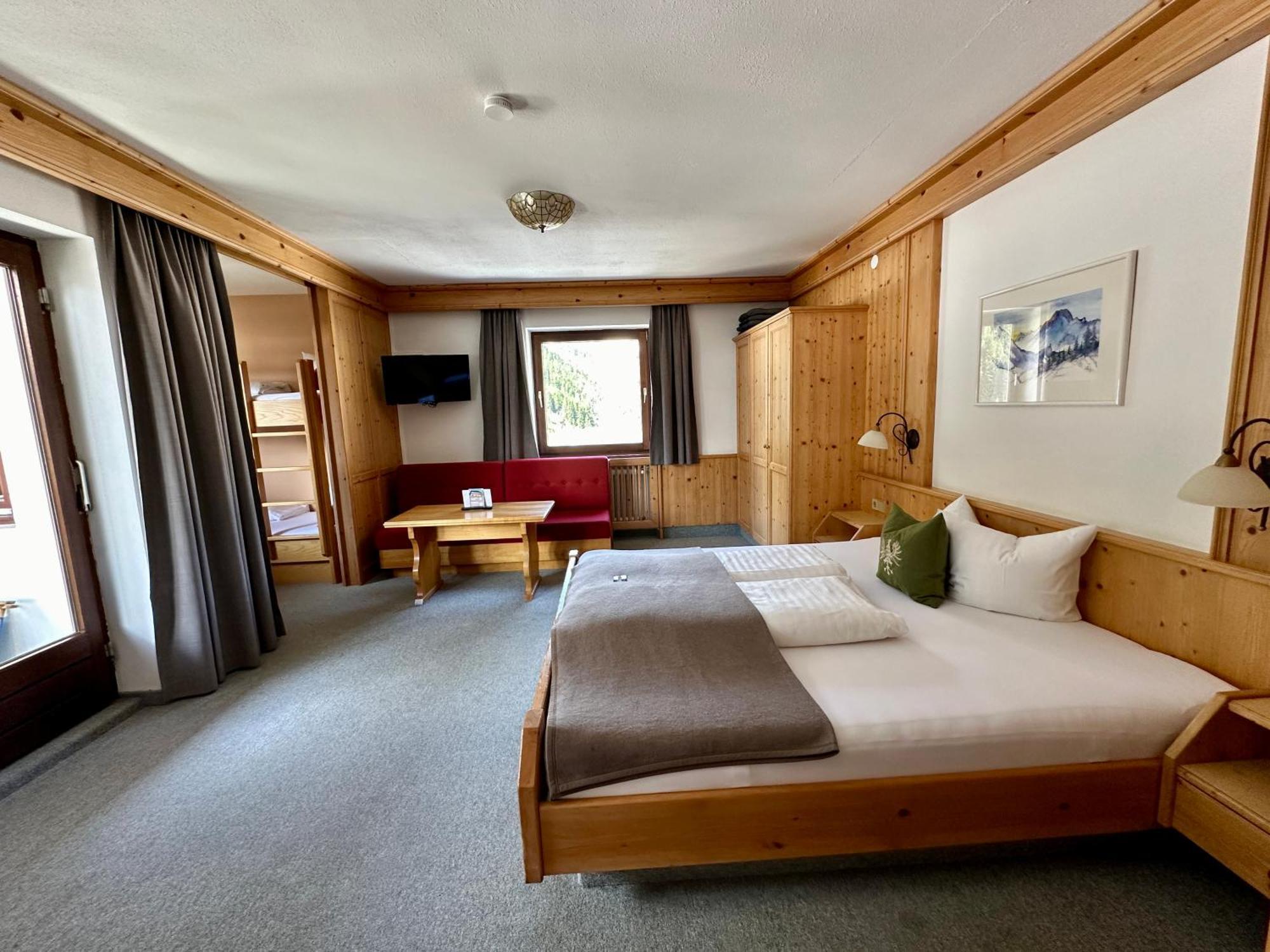 Hotel Zirbenhof Sankt Leonhard im Pitztal Room photo