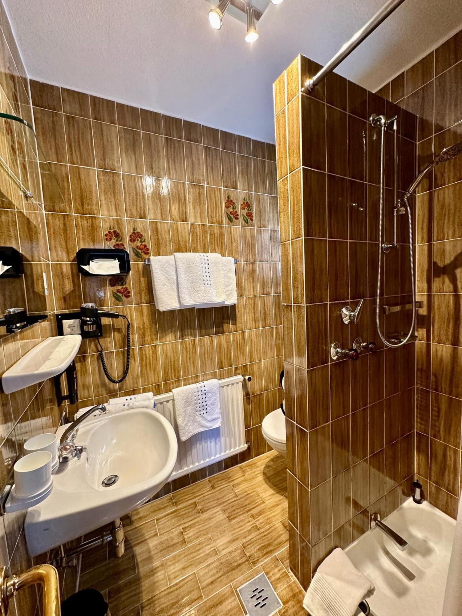 Hotel Zirbenhof Sankt Leonhard im Pitztal Room photo