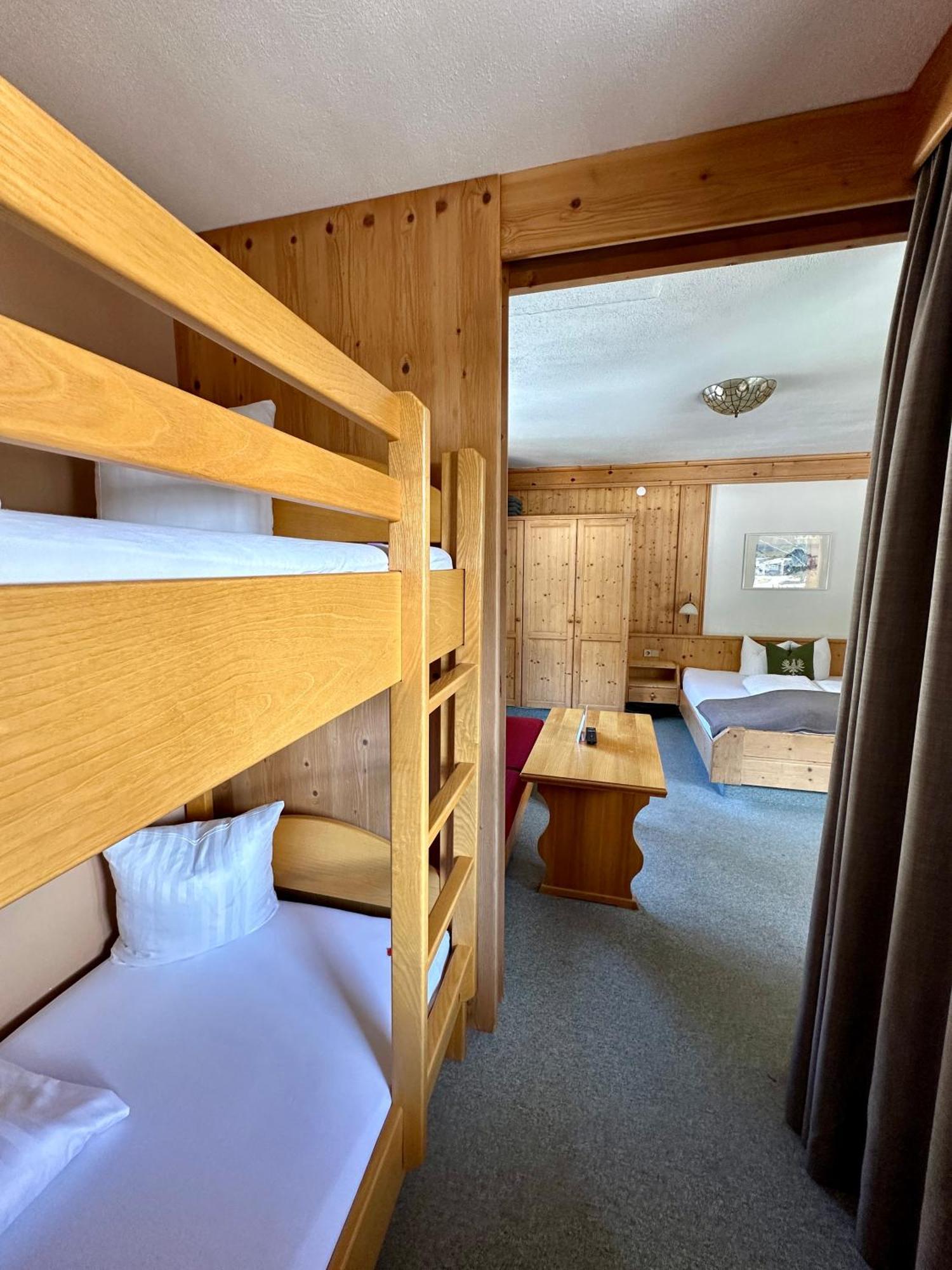 Hotel Zirbenhof Sankt Leonhard im Pitztal Room photo