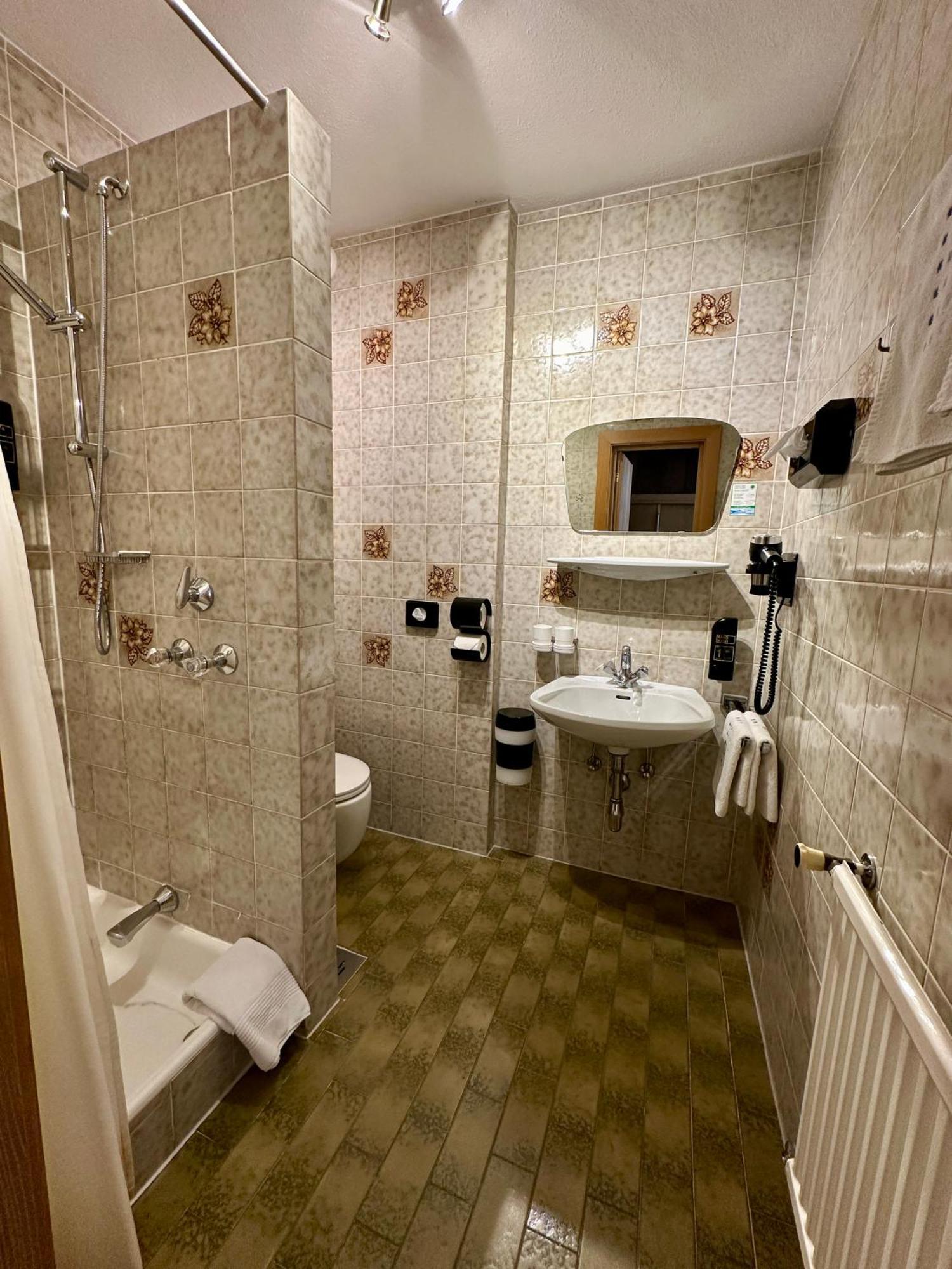 Hotel Zirbenhof Sankt Leonhard im Pitztal Room photo